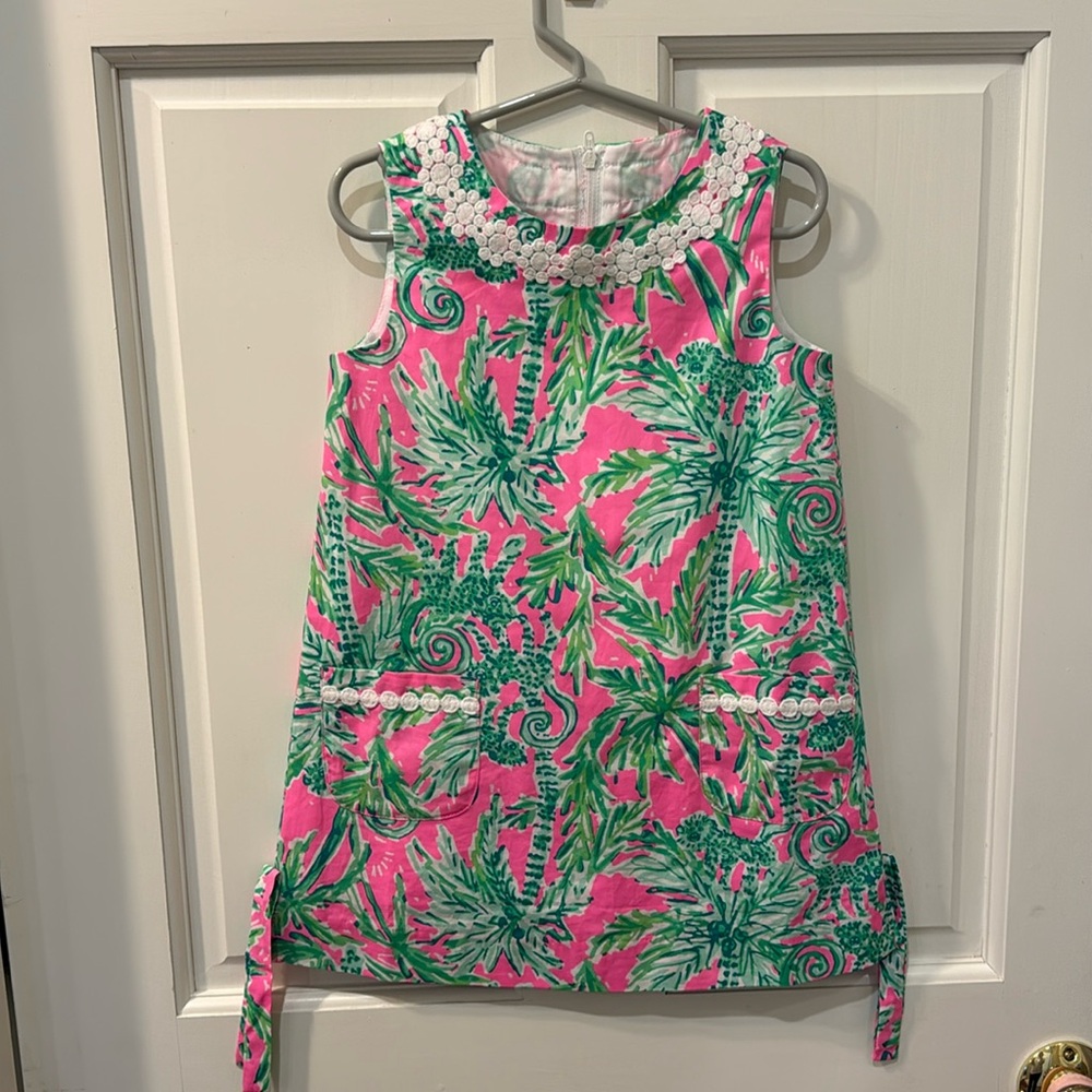 Lilly Pulitzer girls size 4 Classic Shift Dress Hanging Around